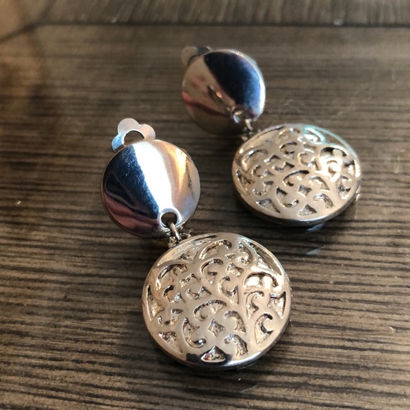 Vintage Clip Earrings Smooth & Filigree Discs Dangles - Picture 5 of 11